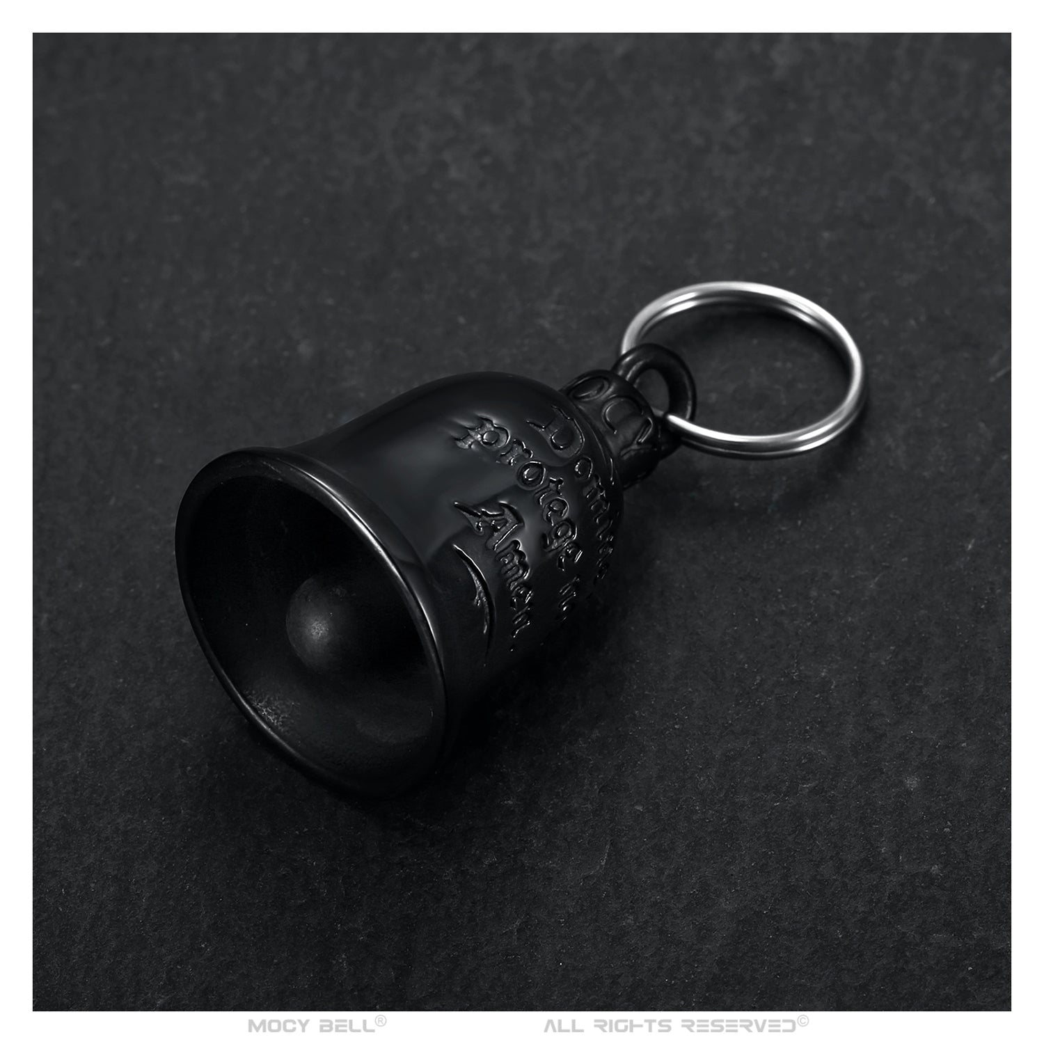 Sonnette moto noir titane photographiée de face, gravure mains en prière avec chapelet et croix visible sur fond blanc