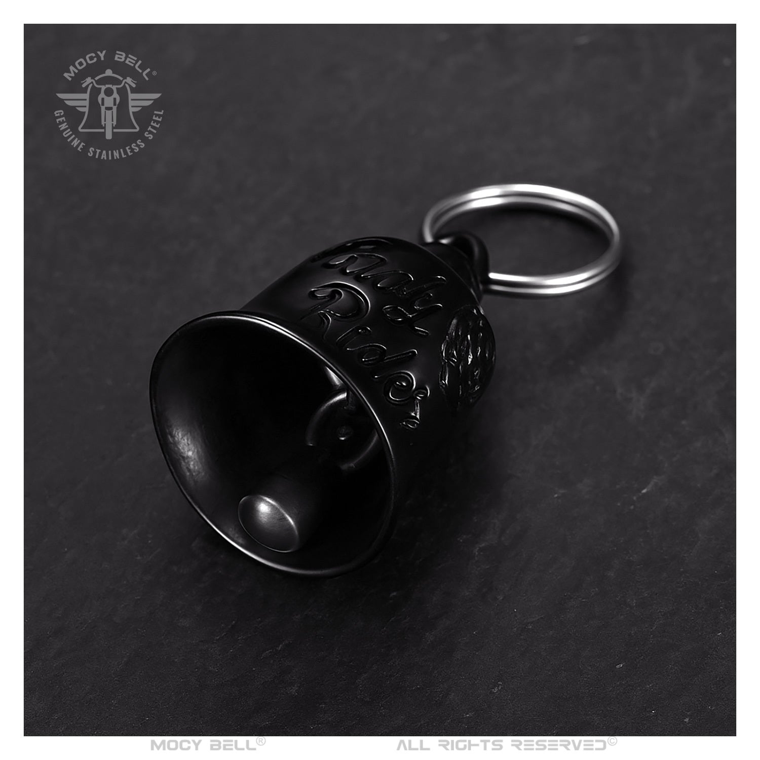 Clochette moto Lady Rider pour femme, finition noire titane avec gravure rose, porte-bonheur motarde élégant et symbole de protection.