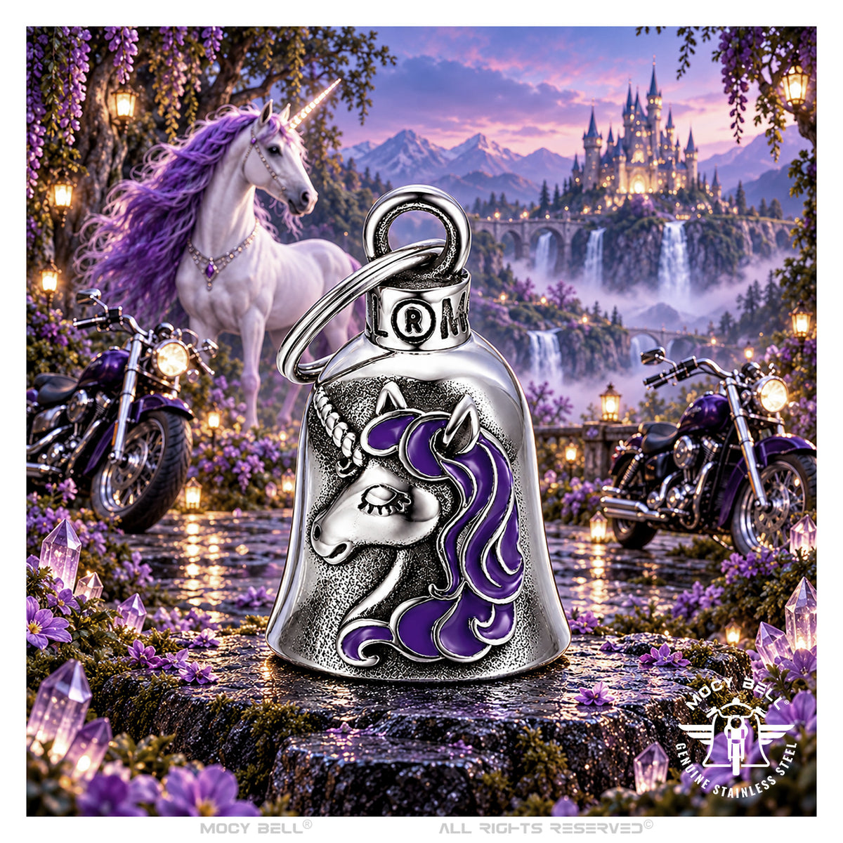 Clochette porte-bonheur Licorne Violette devant un château illuminé, une licorne blanche et deux motos custom violettes.
