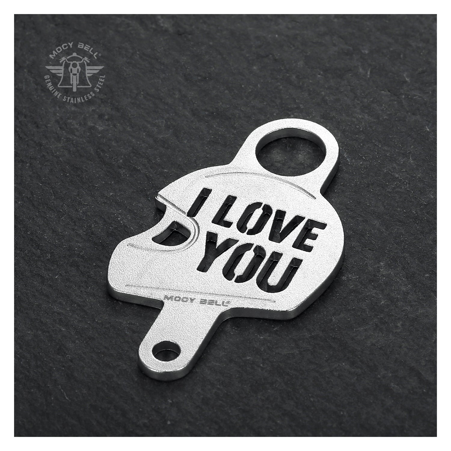 Support clochette moto I Love You en acier 316L posé sur fond noir texturé